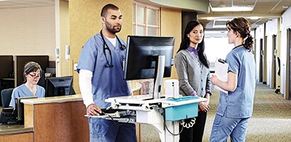 Pirate visuel regardant un écran dans un environnement médical
