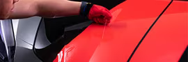 Photo détaillée de l'installateur de covering appliquant le film avec le ruban de coupe 3M™ Knifeless.