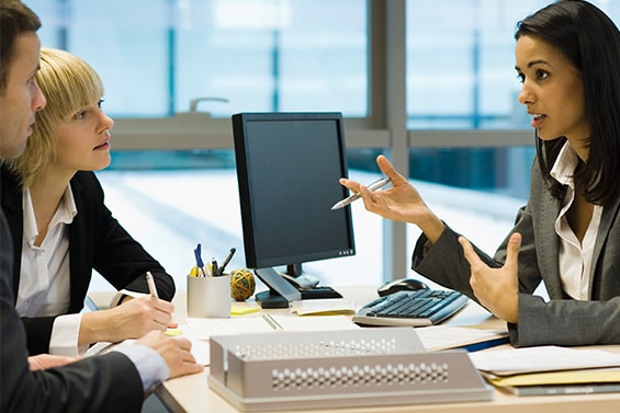Les filtres de confidentialité en action - des personnes discutant près d'un bureau
