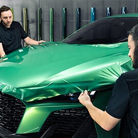 Pose du film 3M™ Protection Wrap Iridescent Emerald Green Stretch Hood